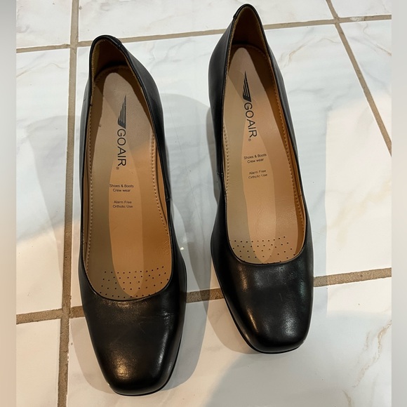 Women’s Black Pumps - Picture 8 of 10